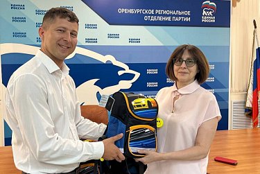 Татьяна Еременко передала рюкзаки детям из Перевальска